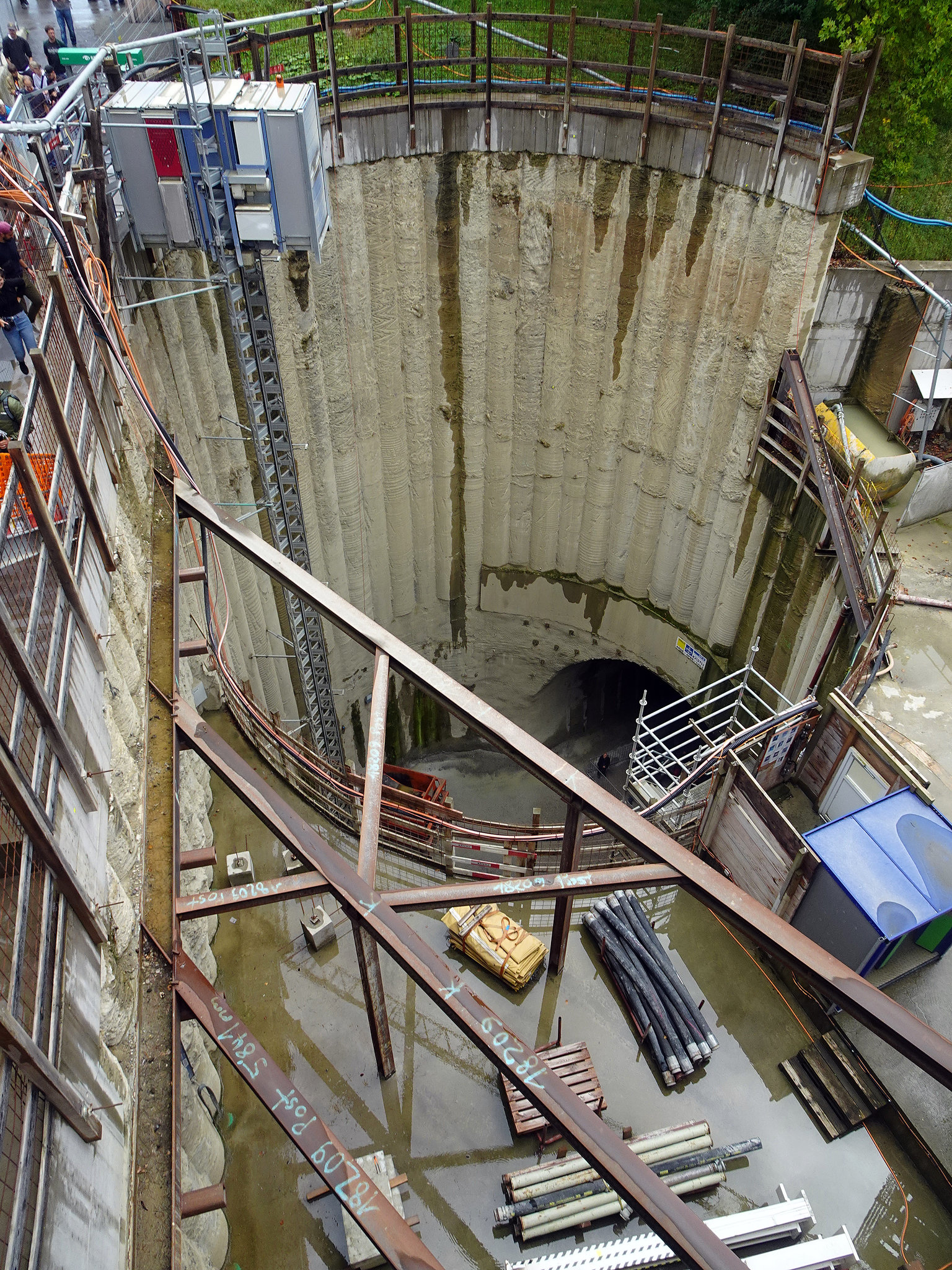 Grossbaustelle Bahnhof Bern ( hier ein Blick 30 Meter in die Tiefe )