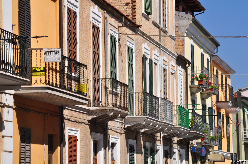 Fassaden in San Benedetto (© Buelipix)