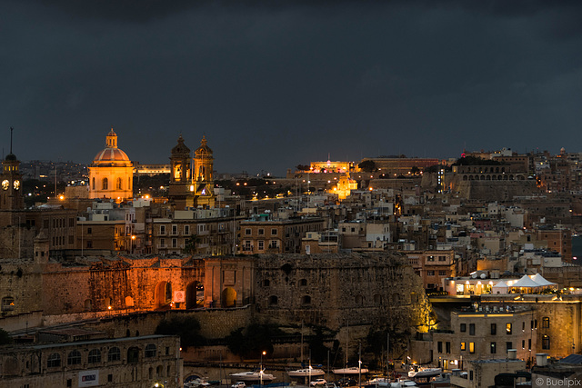 düstere Wolken hinter Valletta (© Buelipix)