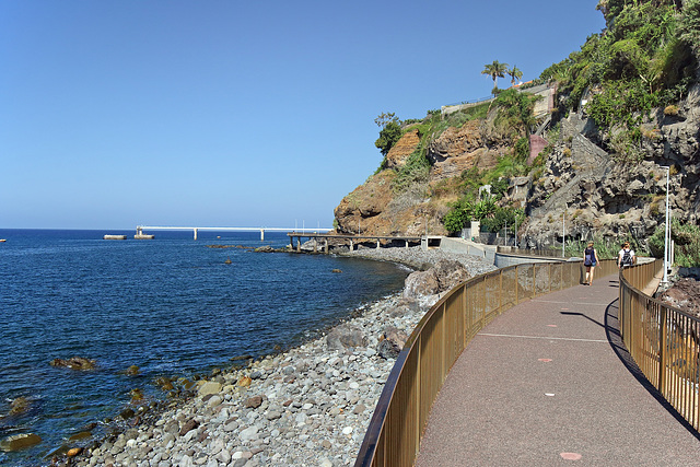 Funchal - DieUferpromenade zwischen Hotel Orca Praia und Câmara de Lobos