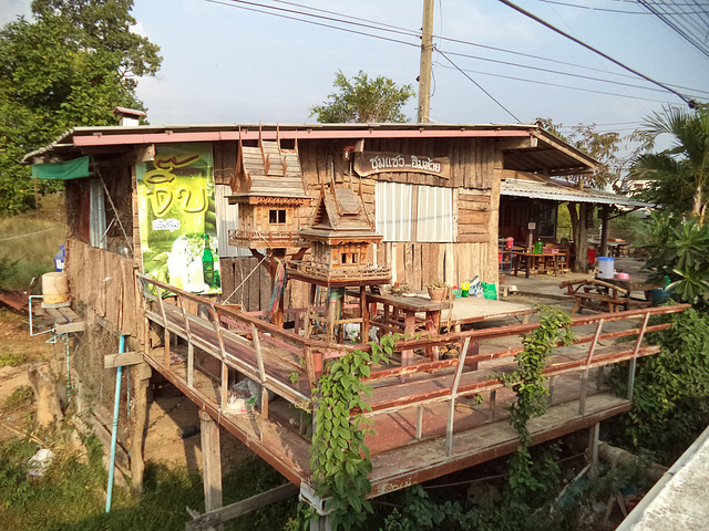 Terrasse de culte / Wooden house of spirits