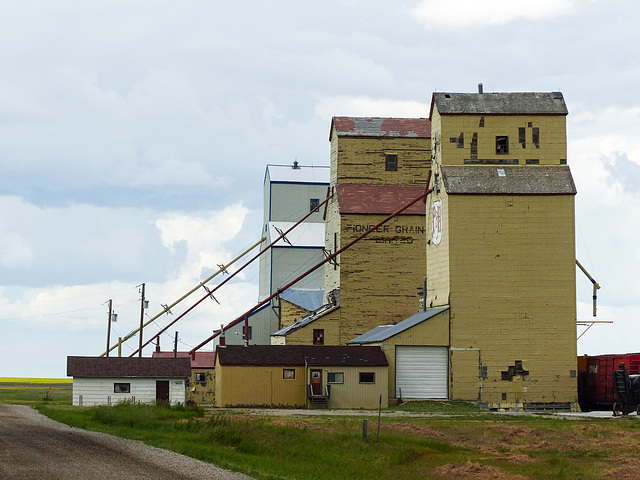 Mossleigh grain elevators