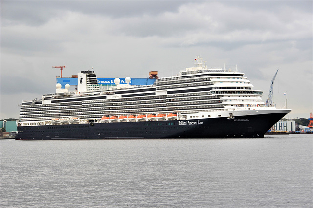 Die Koningsdam auslaufend Kiel