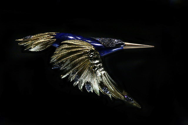 Colibri - pierre lapis-lazuli , diamant et or sablé .