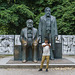 Ein Bayer in Berlin. Diese Skulptur zeigt das in den 80er Jahren von der DDR erstellte Denkmal von Marx und Engels. Die, für die DDR bedeutendsten Theoretiker des Kommunismus. Wegen dem Bau der U55  wurden die beiden an die Karl-Liebknecht-Brücke verset