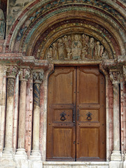 Haupteingang zur Stiftskirche in Saint-Ursanne