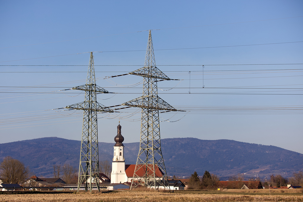 Kirche mit Hochspannungsanschluss