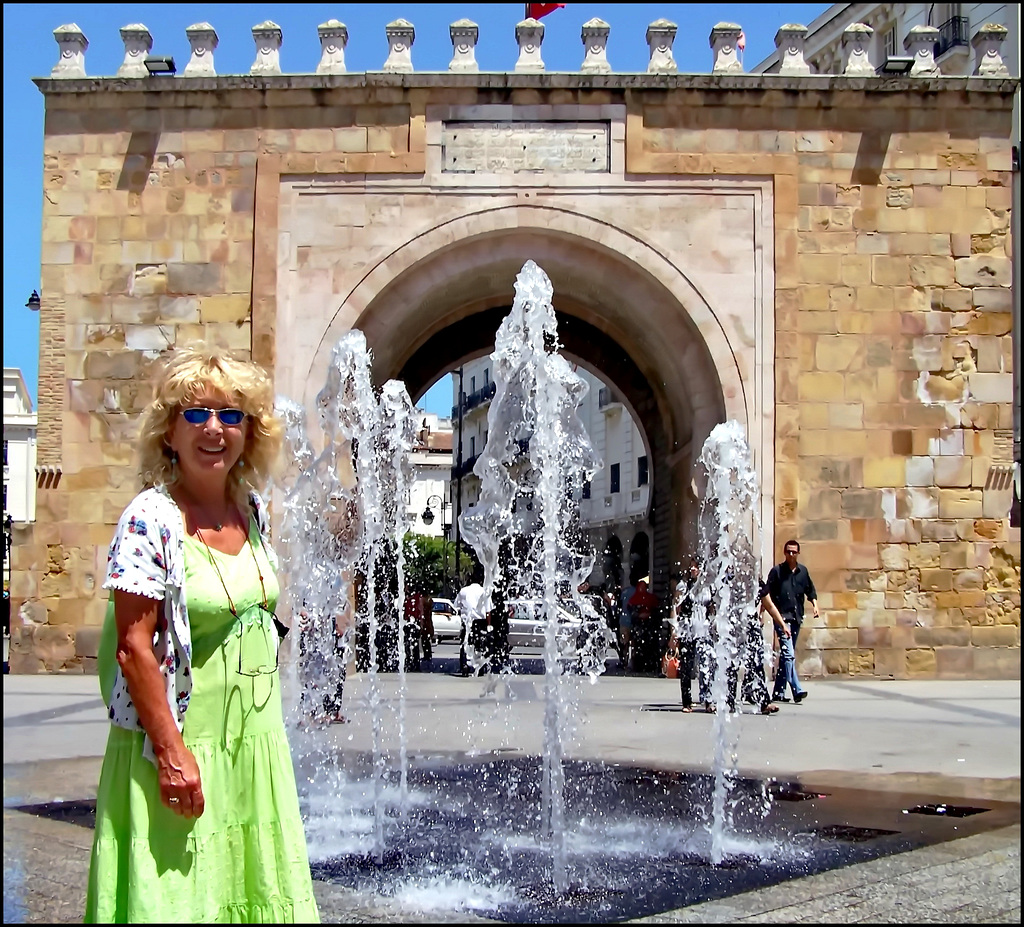 Tunisi : Porte de Bhar - l'ingresso principale alla Medina con una simpatica fontana e una turista italiana !