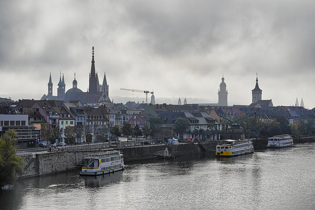 Langsam lichtet sich der Nebel über Würzburg - The fog slowly lifts