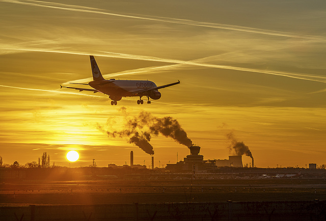 Airport Tegel  „Otto Lilienthal“ - Ankunft bei Sonnenuntergang, wie lange noch?