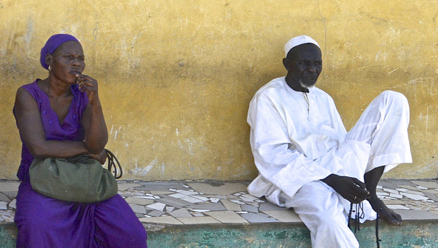 Femme en mauve et homme en blanc