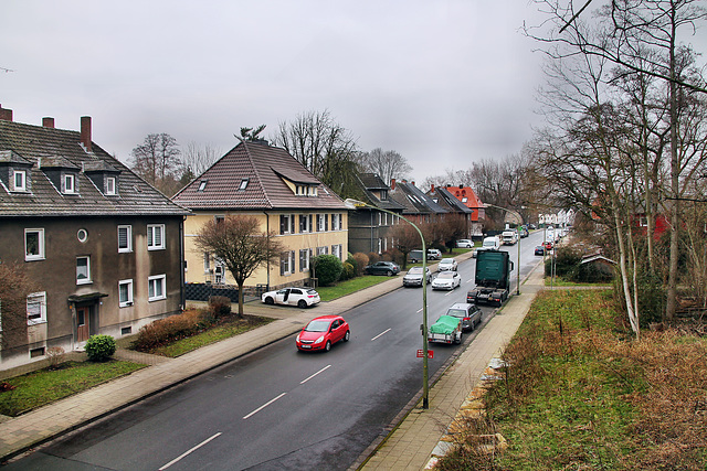 Die Karl-Meyer-Straße von der Zechenbahnbrücke aus (Essen-Schonnebeck) / 21.01.2023