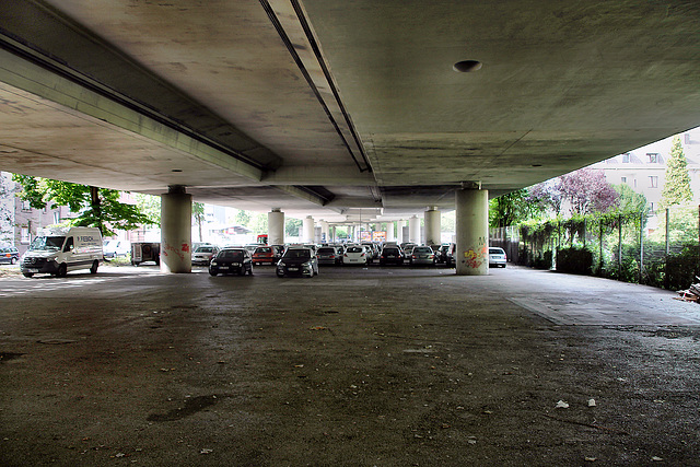 Parkplatz unter der Autobahnbrücke der A59 (Duisburg-Meiderich) / 22.07.2023