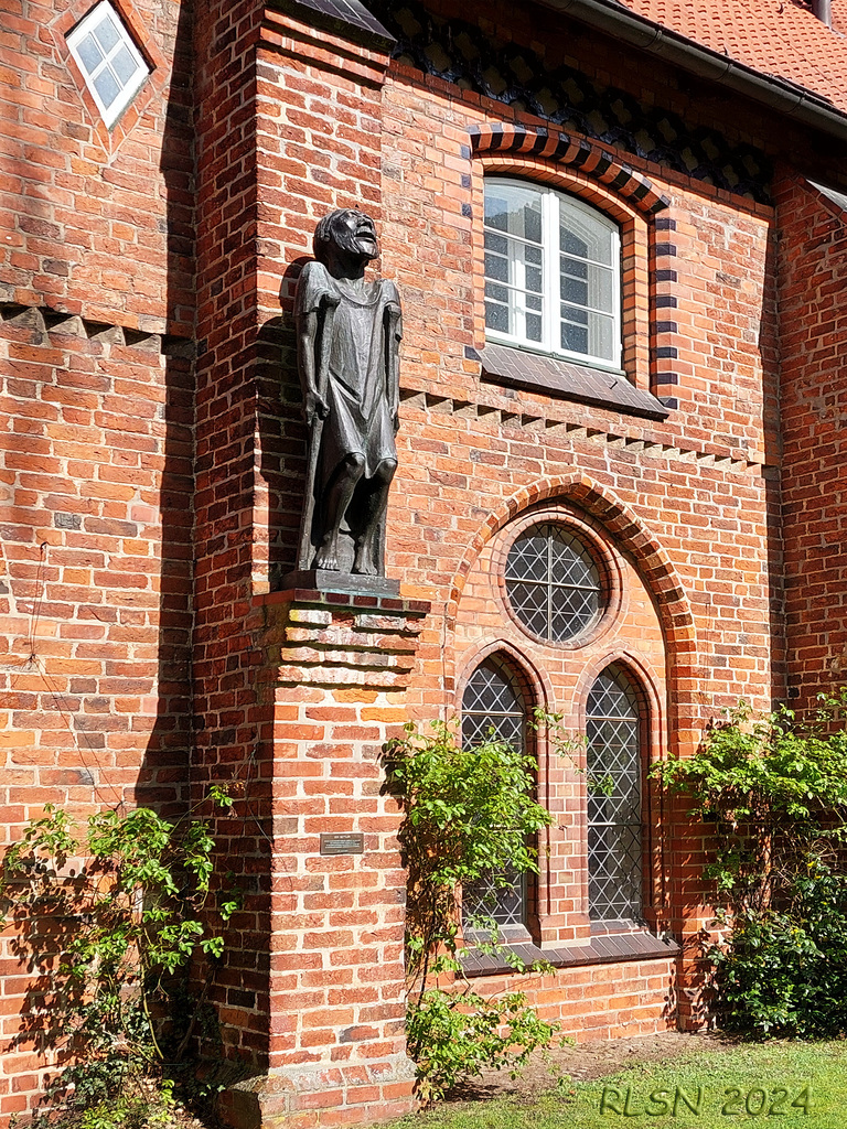 Barlachs Bettler scheint die Sonne zu genießen