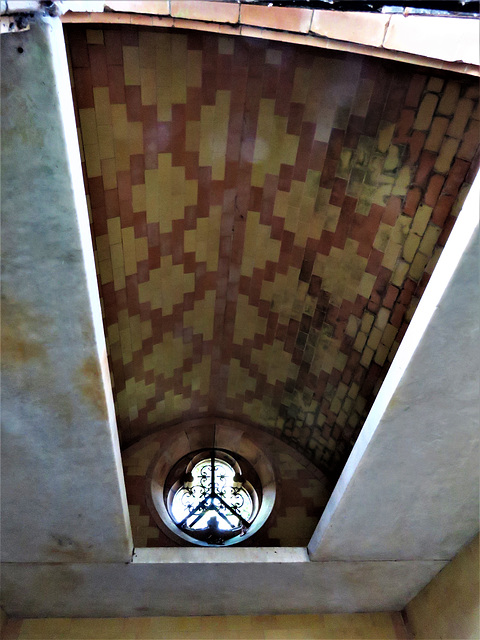 nunhead cemetery, london, c20 laura stearns  +1900 mausoleum in doulton terracotta (3)