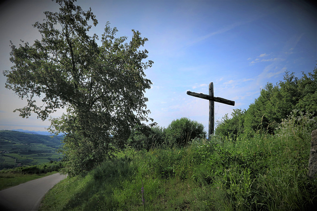 Tenete la croce in alto, cosicché io possa vederla….