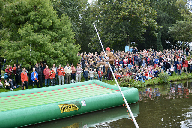 Leidens Ontzet 2019 – Fierljeppen – Successful jump