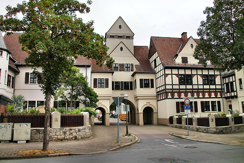 Torbau der Schievenfeld-Siedlung über der Alleestraße (Gelsenkirchen-Erle) / 25.07.2022