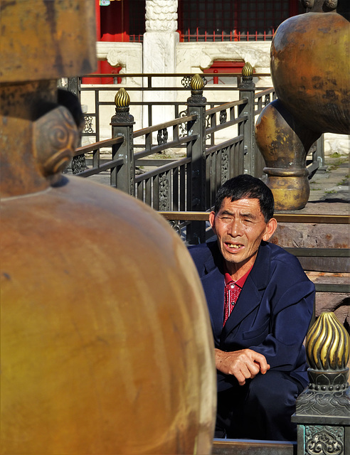 resting tourist, Forbidden City