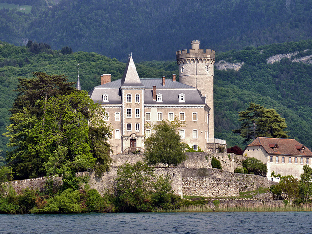 Château, vue depuis le lac d'Annecy