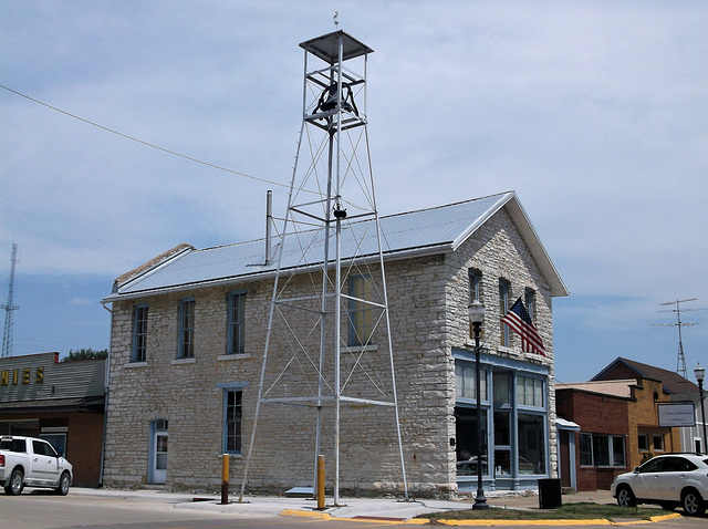 Clock tower / Cloche en tour