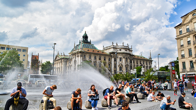 Karlsplatz (Stachus)München  Die Zivilisationskrankheit -Handys