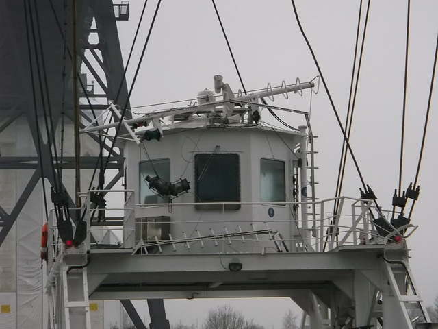 Der Signalmast auf dem Dach ist abgeknickt.