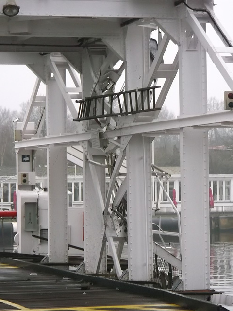 Die Zwischenstreben sind stark deformiert und das Fahrbahndeck ist ebenfalls verzogen.