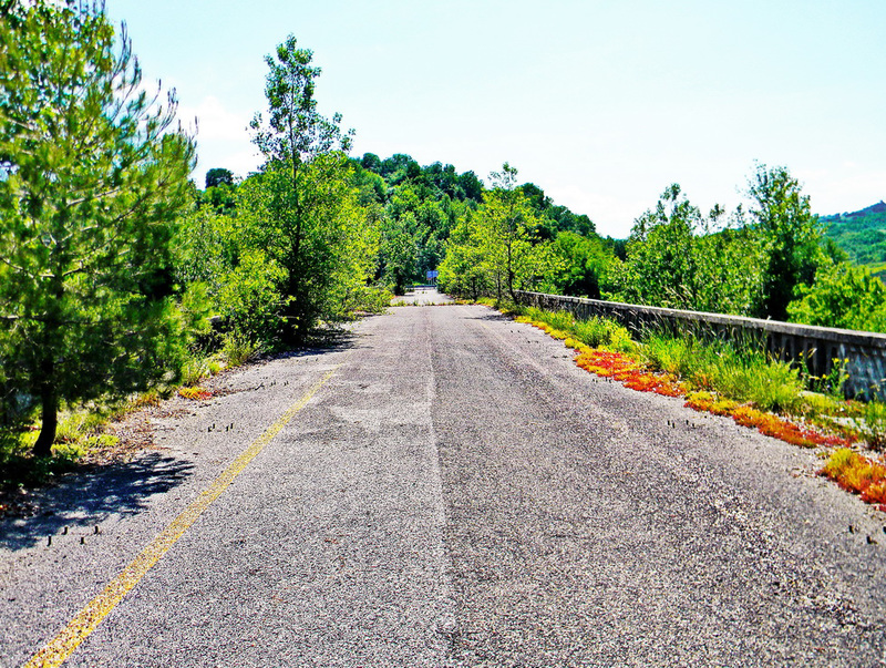 Maiolo (RN), Loc: S. Maria in Antico. Ponte in disuso sul torrente Prena, strada SP 258 (ex SS 258).  -  "Cassandra Crossing" bridge on Prena river. (ex National Route N° 258)