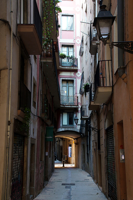 Une des nombreuses ruelles . dans le quartier gothique de Barcelone