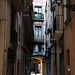 Une des nombreuses ruelles . dans le quartier gothique de Barcelone