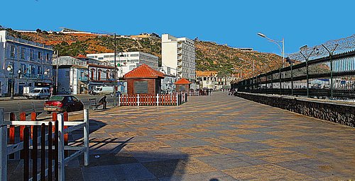 Place d'Arzew le long du port.