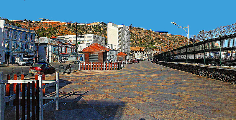 Place d'Arzew le long du port.