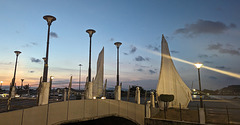 Pont piétonnier et lampadaires / Footbridge and street lamps