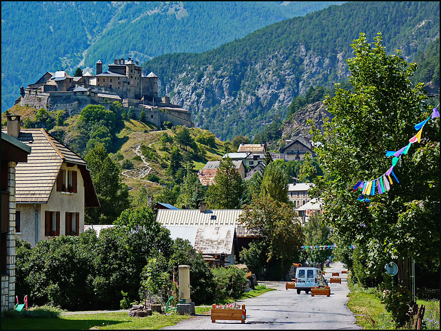 Il paese di Fort Queyras - lato nord - sullo sfondo il grande castello