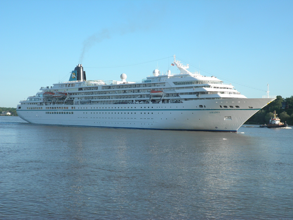 AMADEA einlaufend Hamburg