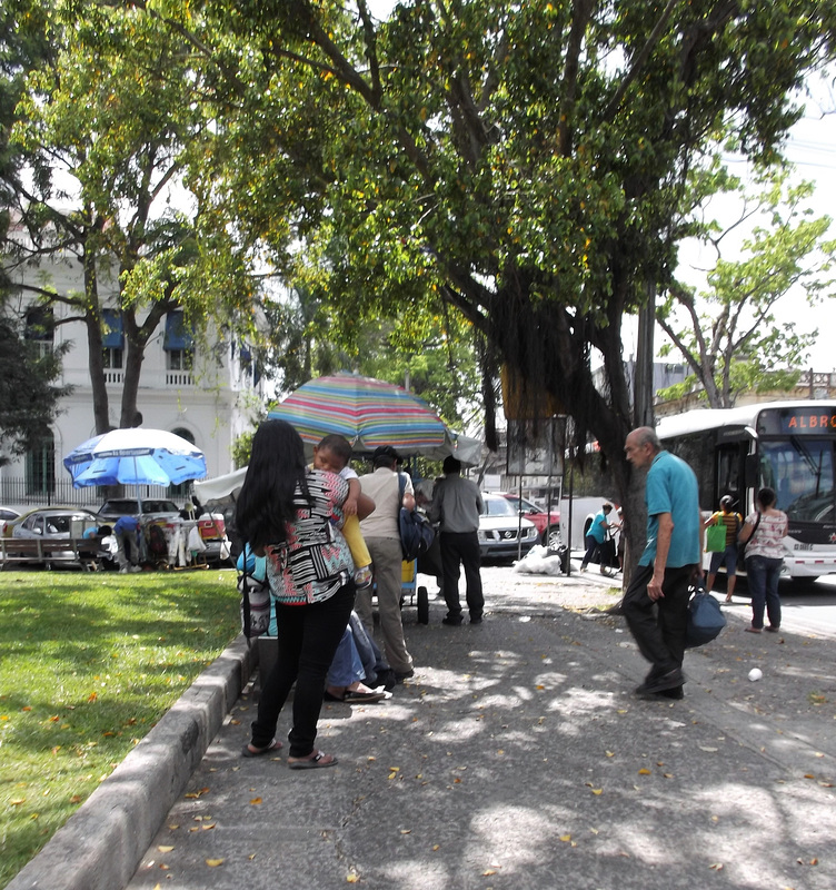 Niño y madre - Avenida Cuba