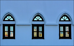 Mutrah - Oman : le finestre riflettono la città e il mare
