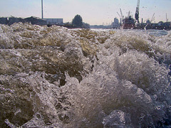 Elbwasser des Hafens in Hamburg
