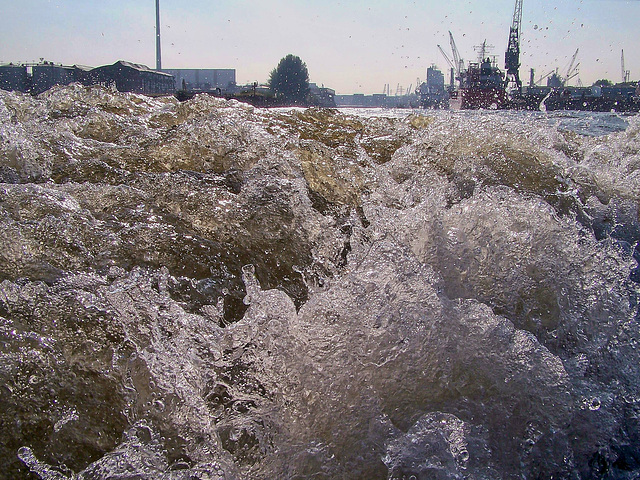 Elbwasser des Hafens in Hamburg