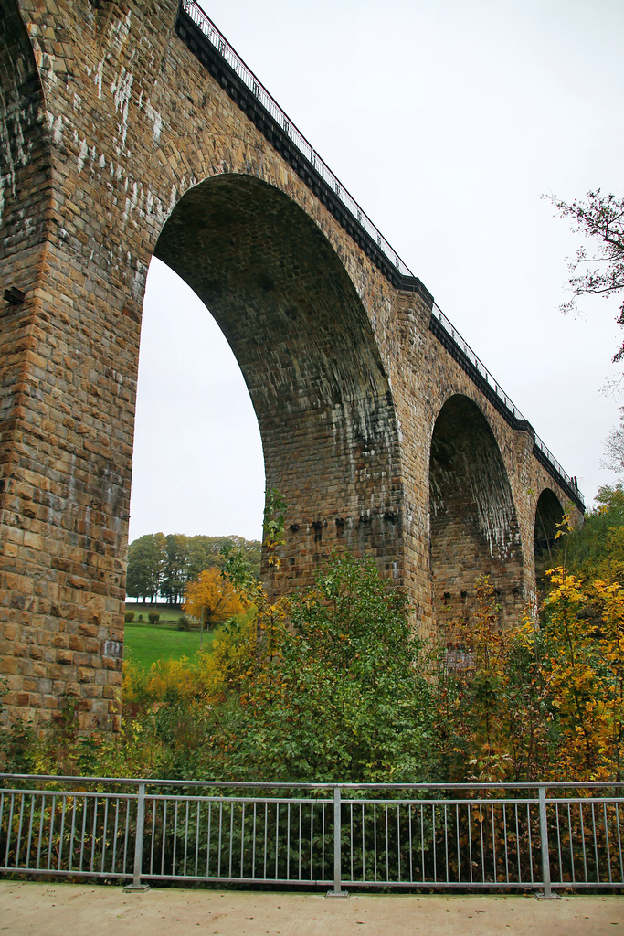 Viadukt der ehem. Bahnstrecke Witten–Schwelm über dem Stefansbachtal (Gevelsberg) / 24.10.2020