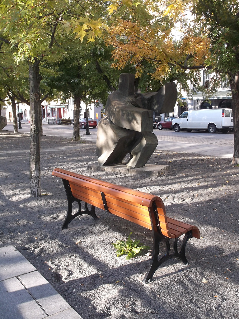 Banc et sculpture