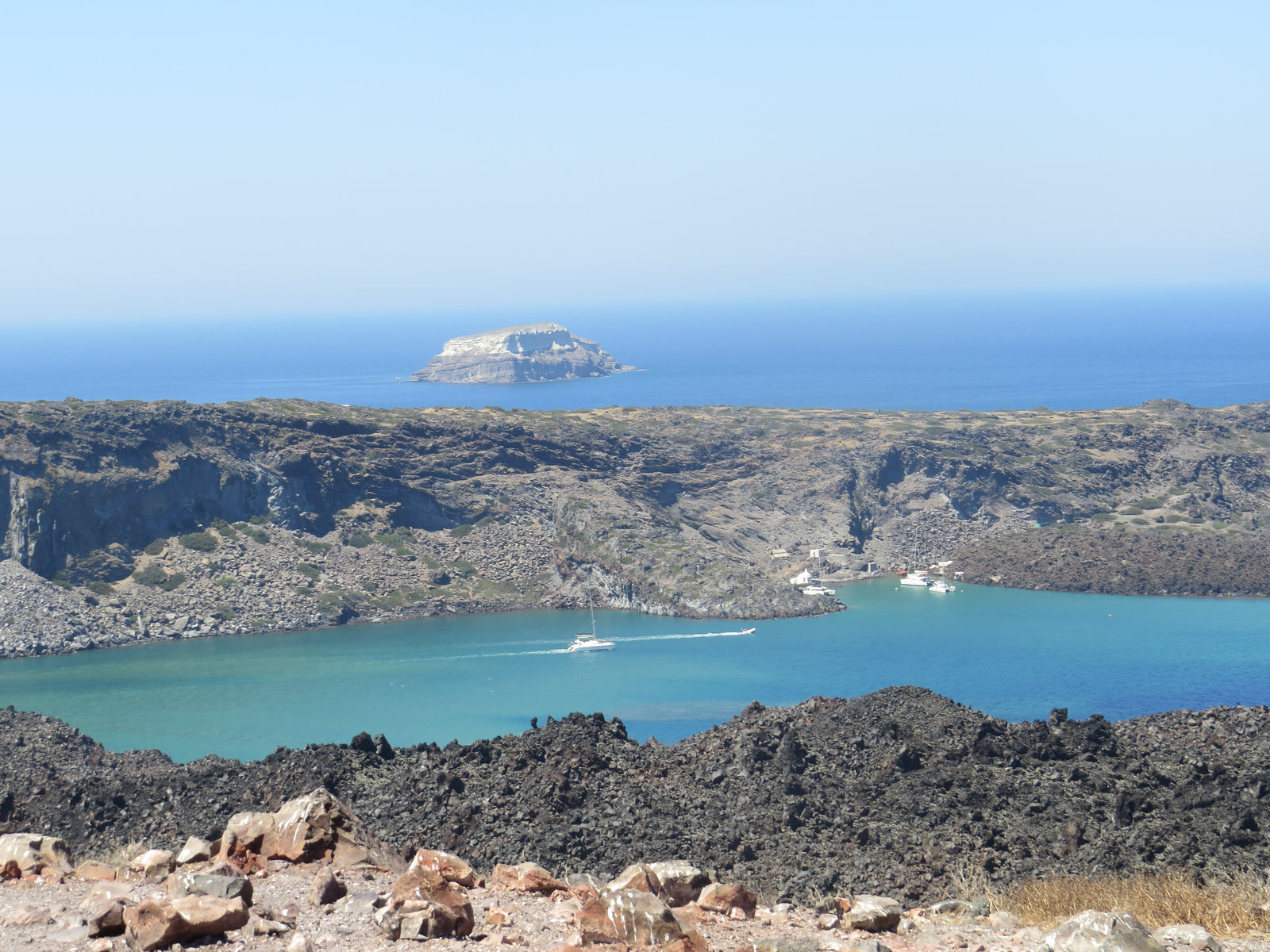 Palea Kameni vue depuis Nea Kameni.