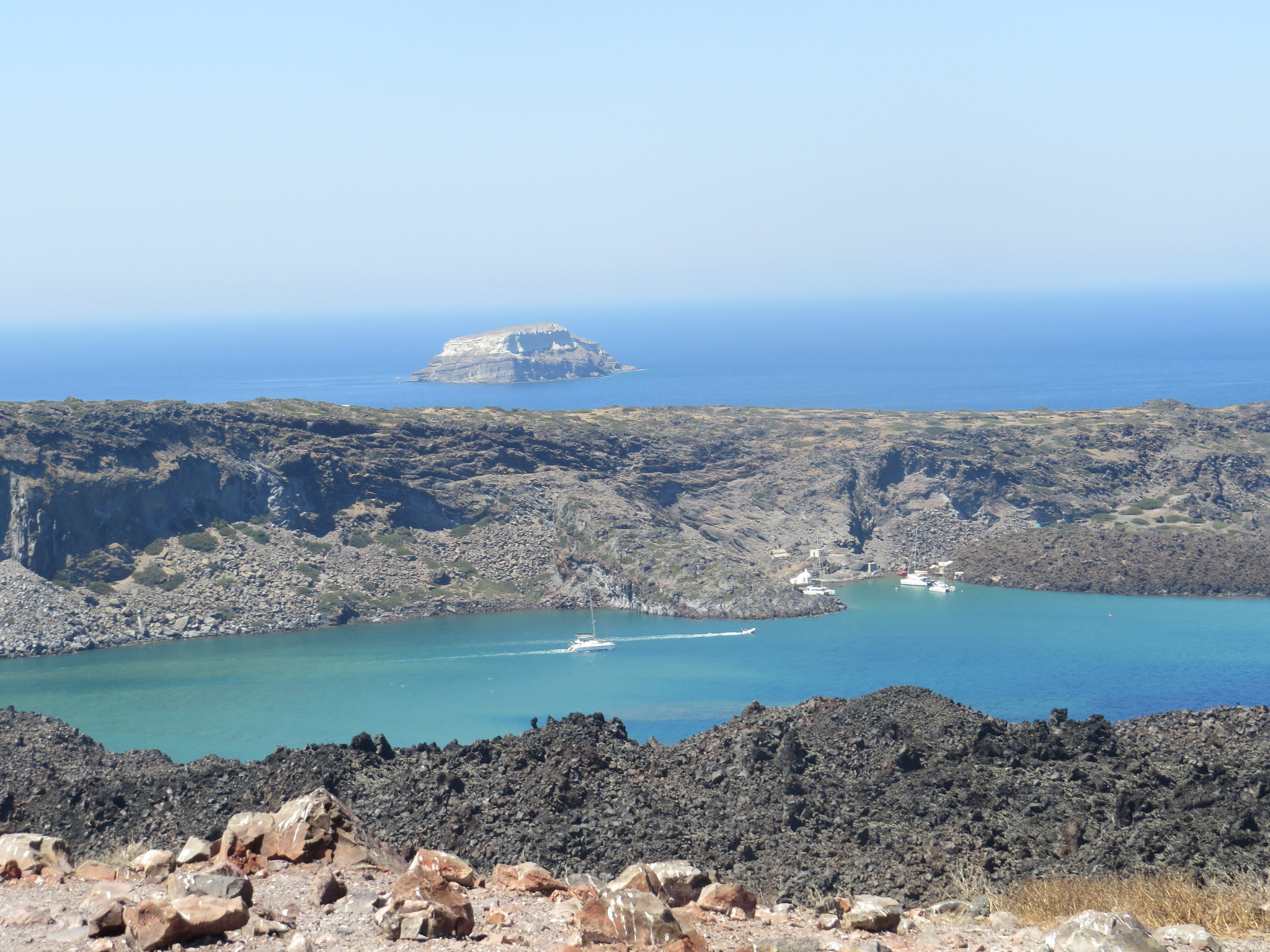 Palea Kameni vue depuis Nea Kameni.