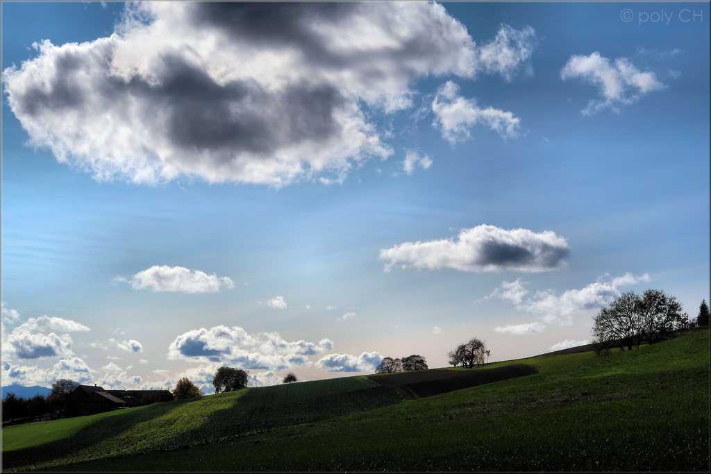 Herbstwolken in Schräglage.