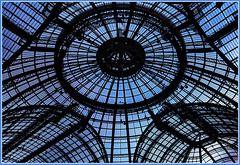 Paris, la verrière du Grand Palais à la tombée du jour...