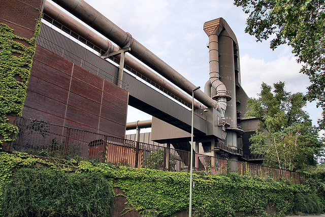 Abgasleitung mit Filteranlage des Oxygenstahlwerks von ArcelorMittal (Duisburg-Laar) / 22.07.2023