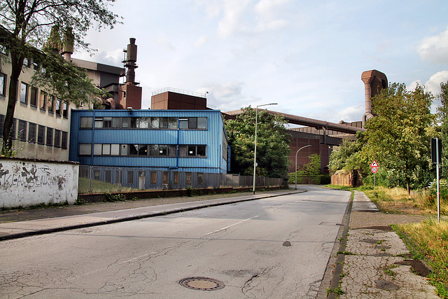 Vohwinkelstraße mit Werksanlagen des ArcelorMittal-Oxygenstahlwerks (Duisburg-Laar) / 22.07.2023