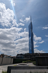 Nuages rayonnants et gratte-ciel / Clouds and skyscraper