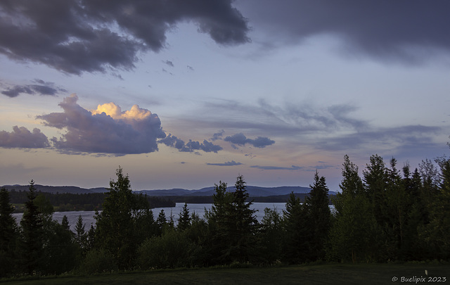 Abends bei der Little Black Bear Lodge (© Buelipix)